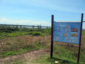Placa sobre os estrematólitos, formações rochosas, nas margens da Lagoa Vermelha em Vilatur.
