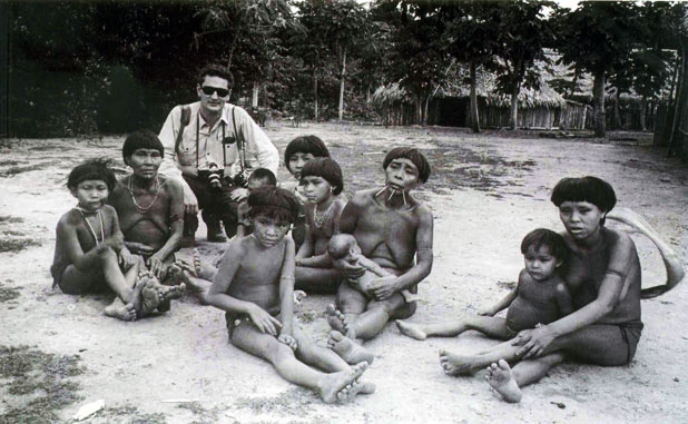 Jean em inicio de carreira com os índios Ianomamis na Amazônia brasileira