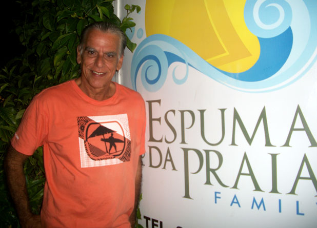 Maraca é um dos pioneiros do surfe em Saquarema e curador da exposição na Pousada Espuma da Praia, em Itaúna.