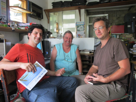 Dulce Tupy (centro) recebendo o fotógrafo, Vincent Rosenblatt (esquerda) e o repórter Nicolas Bourcier, do jornal Le Monde. (Foto: Edimilson Soares)