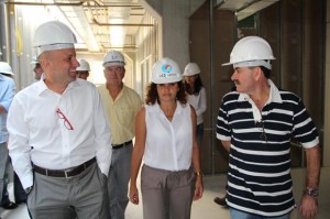 Visitando a obra do novo hospital, o secretário estadual de Saúde, Dr. Sérgio Côrtes, o secretário municipal de Saúde, Dr. Amílcar, a prefeita Franciane Motta e o deputado Paulo Melo, presidente da ALERJ. (Foto: Edimilson Soares) Visitando a obra do novo hospital, o secretário estadual de Saúde, Dr. Sérgio Côrtes, o secretário municipal de Saúde, Dr. Amílcar, a prefeita Franciane Motta e o deputado Paulo Melo, presidente da ALERJ. (Foto: Edimilson Soares)
